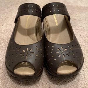 LIKE NEW - Jambu J-41 Sonoma Leather Clogs